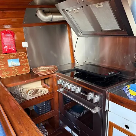 Tjalk Schip Orion Botel *