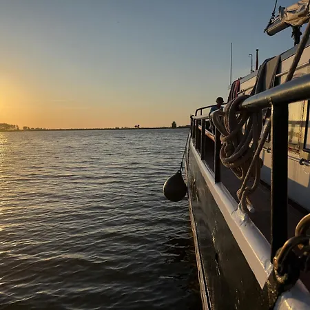Tjalk Schip Orion Botel